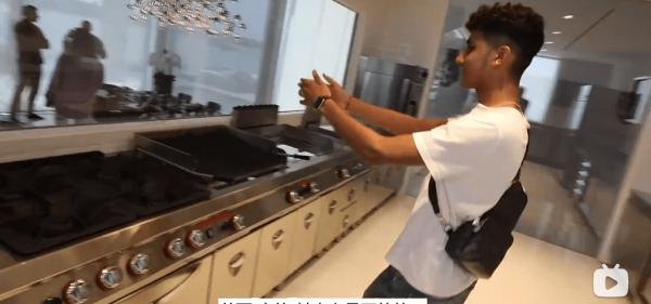 迪拜小哥甩賣7.7億豪宅 買就送勞斯萊斯和法拉利 迪拜小哥甩賣7.7億豪宅 買就送勞斯萊斯和法拉利