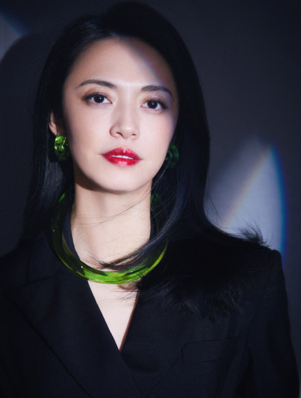 年輕就能同框搶前輩風頭？這6位氣質型大齡女星，後輩難以撼動