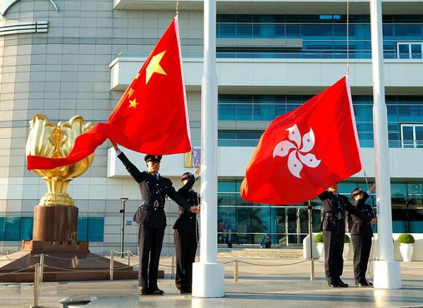 香港迴歸前夕，英國34艘軍艦闖入南海，與我軍對峙72小時自動撤離