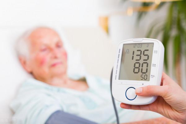 八成老年人飯後血壓低，需要吃藥？醫生：別怕，教您4種應對方法