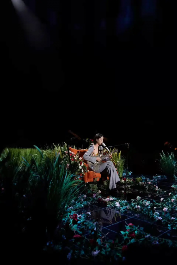 內娛女明星真的拼，在雪地裡穿露肩連衣裙