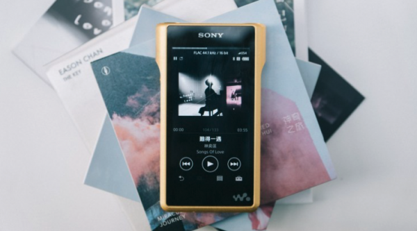 新款索尼金磚來了：機器變大了，音質也變強了？