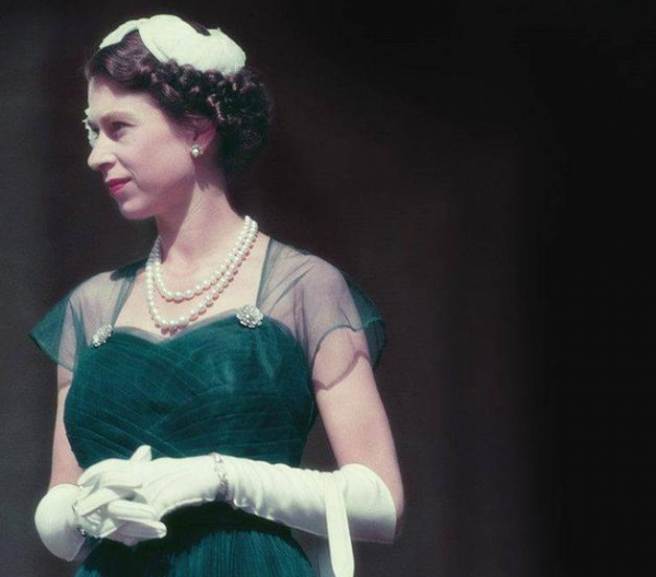 60年前傑奎琳和女王同穿藍裙比美,吐槽女王:平淡乏味的中年婦女 60年前傑奎琳和女王同穿藍裙比美,吐槽女王:平淡乏味的中年婦女