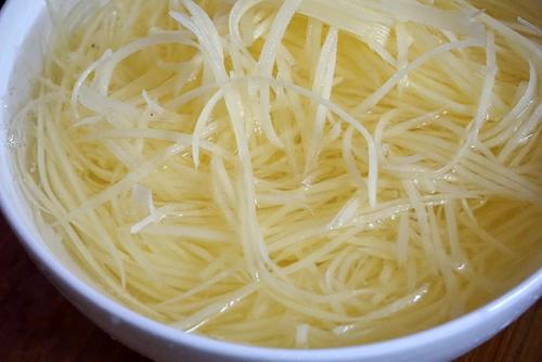 做酸辣土豆絲，用白醋還是陳醋？大廚教你正確做法，看完後明白了