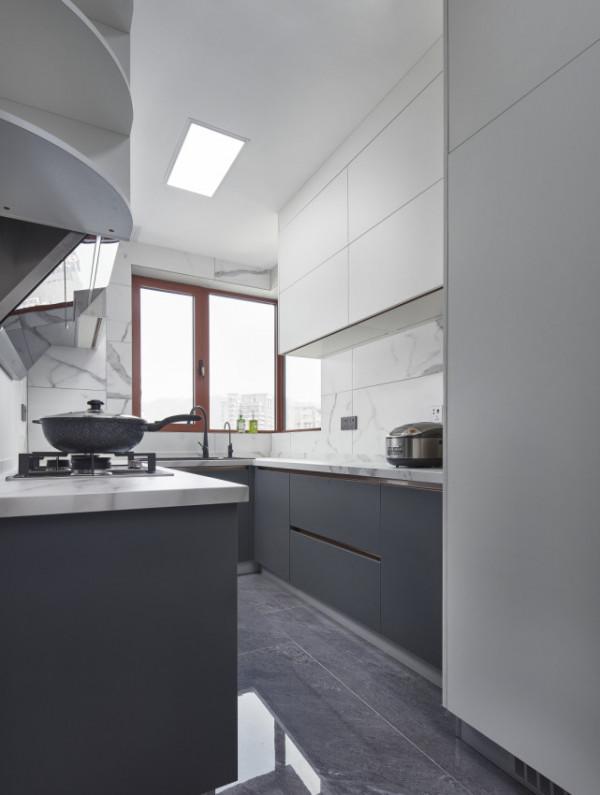 200平現代風四居室，三層疊級的方式背景牆+內建壁龕很別緻