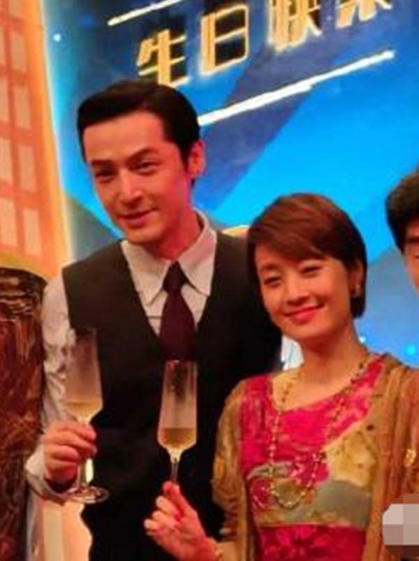 在街頭看到馬伊琍拍戲，戴長假髮像變個樣，典型的大媽裝嫩