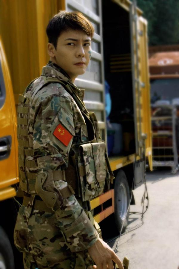 同樣是演軍人，肖戰張譯氣場強，黃景瑜像小混混，差別在於體態？