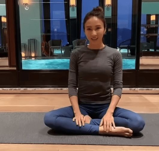 50歲黎姿帶仨女兒爬山！面板白皙水嫩似少女，雙腿纖細微笑露白牙