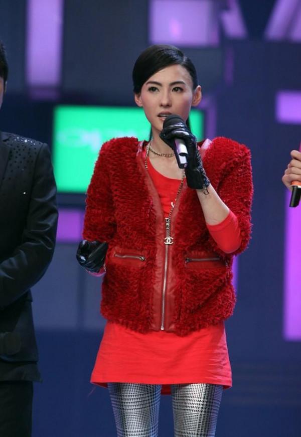 張柏芝臉上一點皺紋都沒有，穿一般人都不會買的熒光色，也不土