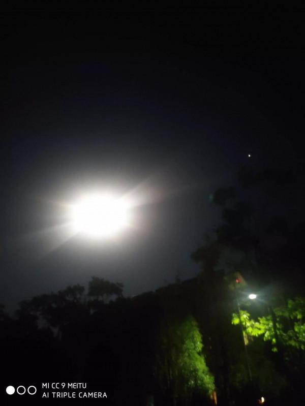 月光拉長了思念