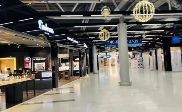 去芬蘭看極光，見聖誕老人，路上卻丟失行李，差點被鎖地牢