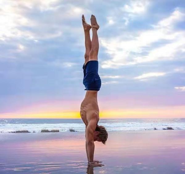 深得娘娘真傳,鄧超也愛瑜伽,高難度動作綽綽有餘,42歲了不顯老 深得娘娘真傳,鄧超也愛瑜伽,高難度動作綽綽有餘,42歲了不顯老