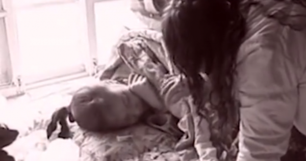 河北35歲懶惰女孩，臥床裝癱讓家人照顧20年，監控戳穿多年騙局