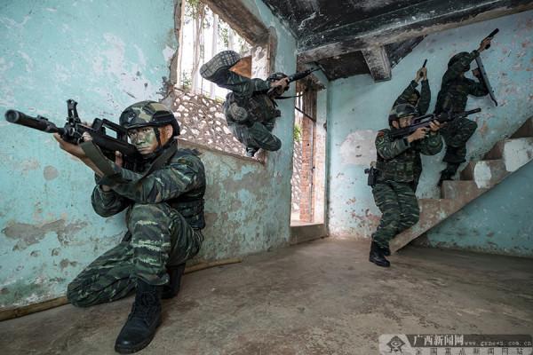 武警廣西總機動支隊反恐演練影像:實戰實訓礪尖兵 武警廣西總機動支隊反恐演練影像:實戰實訓礪尖兵