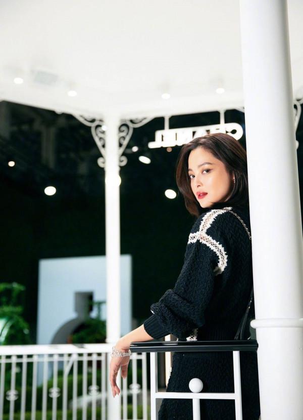 辛芷蕾穿上了“秋天的第一件毛衣”，配長褲包裹嚴實，全靠氣質撐
