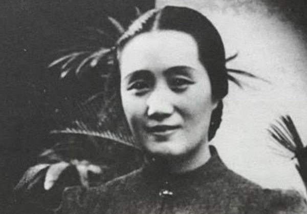 青樓女子發跡後資助了一名落魄青年，1950年重逢時，對方成了將軍