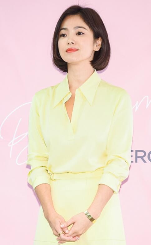 宋慧喬留“大媽短髮”仍清純，穿襯衫短裙氣質佳，40歲也有初戀感