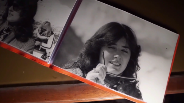 一座古老廢棄的城堡，屋內留下了精美的古董傢俱