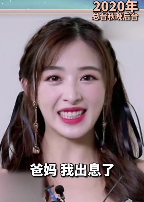 張含韻再度上央視晚會舞臺，採訪時穿著綠色仙女裙，直言很是激動