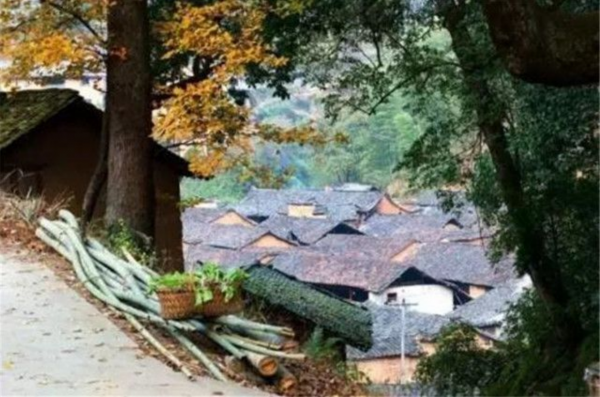 北京深山中的千年古村，村內都是四合院卻無人居住，距京城86公里