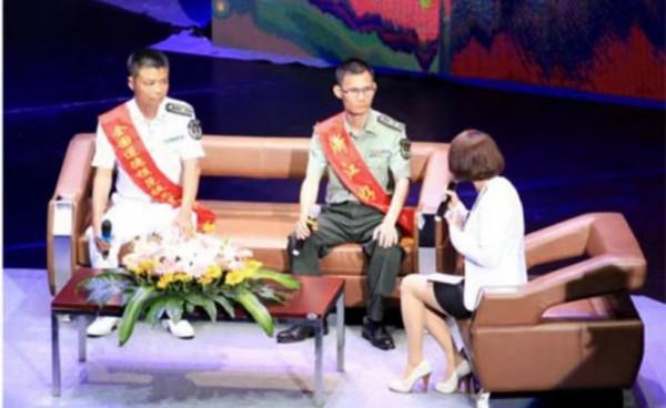 兵哥哥捨身救44人，身體燒傷達90%，住院時女孩喂水後修成正果