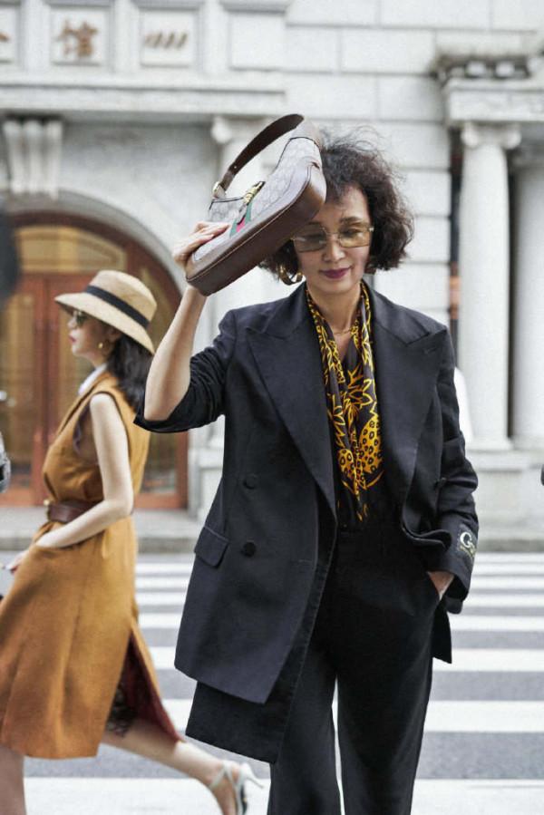 為什麼你一戴絲巾就顯老氣？不懂它的“搭配法則”，難怪顯老10歲