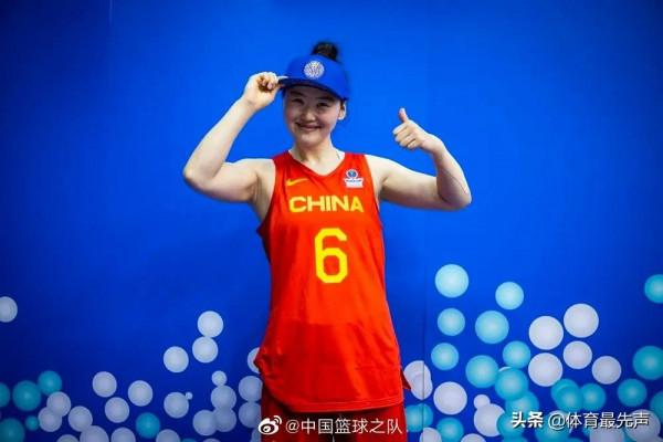 女籃姑娘們提前戴上了澳大利亞世界盃正賽帽，14人=14美女