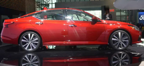 被國人捧紅的天籟，入門即配2.0L，顏值不輸凱美瑞