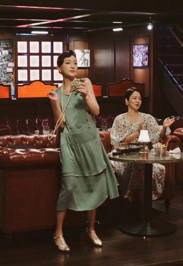 周迅又一次驚豔到大家！穿美式復古風跳舞風情萬種，電影臉太絕了