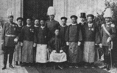 清朝落魄貴族在街邊買燒餅，咬了第一口才知道，僕人騙了他20年