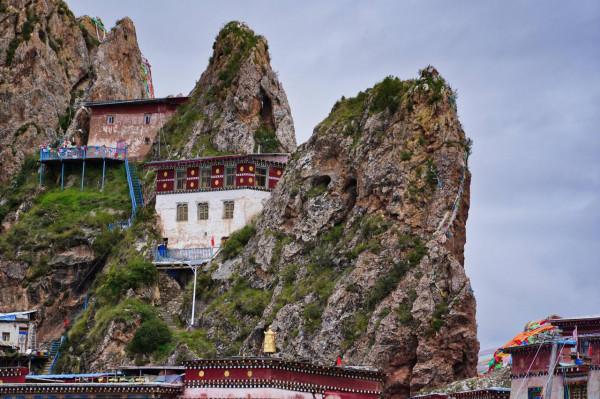 西藏海拔4800米高山上，又長出6座奇峰，藏族人在懸崖上建滿房子