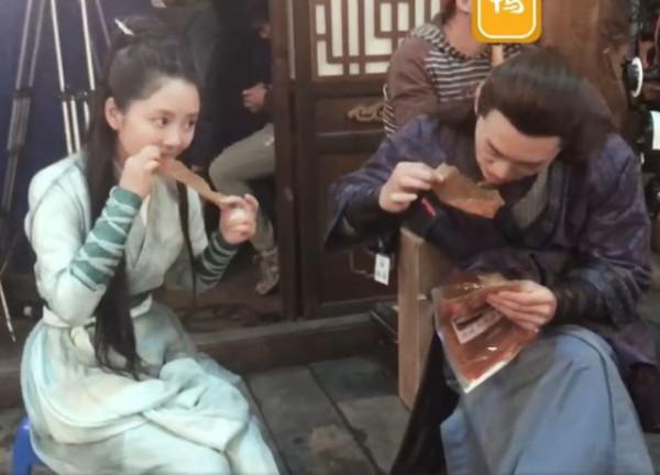 明星也愛吃“幾塊錢”的零食：肖戰吃到上頭，譚松韻拍戲都在吃