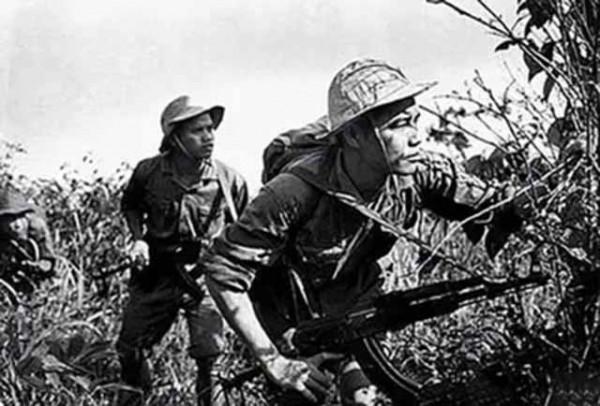 84年，越軍罵陣還朝哨所尿尿，駱科邦一擊將其斃命，越南懸賞3萬
