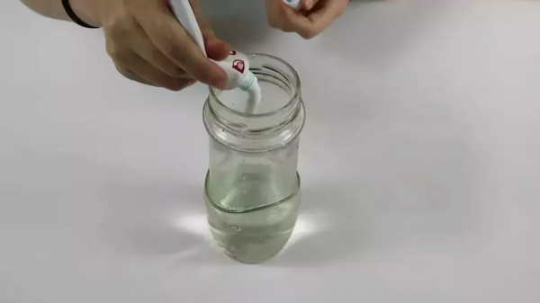 杯子的底部不好清潔,教你一招,不用刷不用洗,杯子潔淨如新 杯子的底部不好清潔,教你一招,不用刷不用洗,杯子潔淨如新