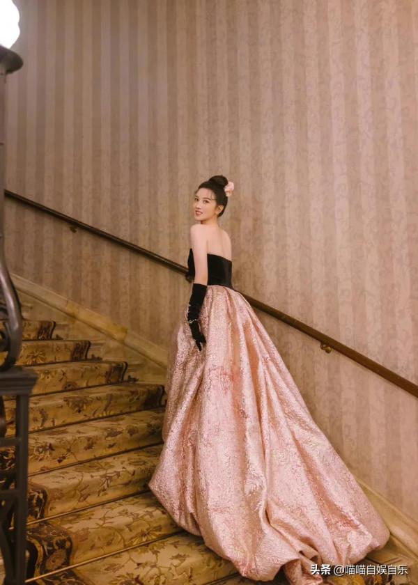 陳小紜冬日裙襬輕曳，入選“2021鳳凰網時尚之選”