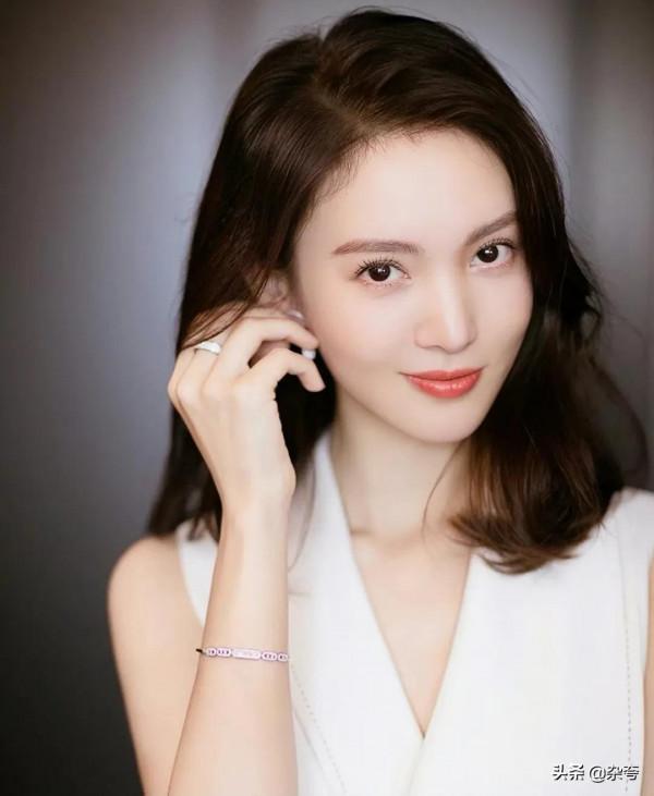 金晨的穿衣風格,和你有幾分相似 金晨的穿衣風格,和你有幾分相似