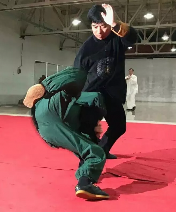 馬權友：練太極拳中定於命門