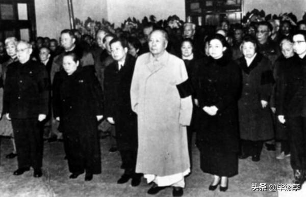 毛主席穿睡衣出席陳毅追悼會,緊握粟裕手說:井岡山的同志不多了 毛主席穿睡衣出席陳毅追悼會,緊握粟裕手說:井岡山的同志不多了