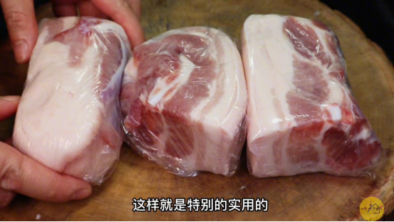 解凍肉最忌直接用水泡，肉攤老闆教我一招，豬肉快速解凍