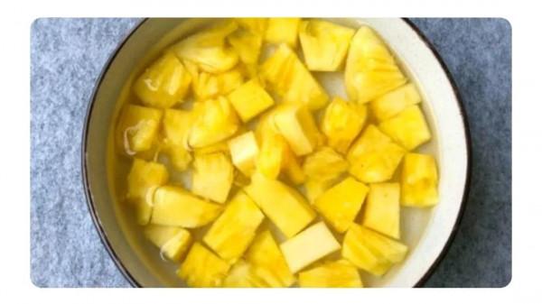 老外在中餐廳經常點的中國菜《菠蘿咕嚕肉》到底是怎麼做的呢？