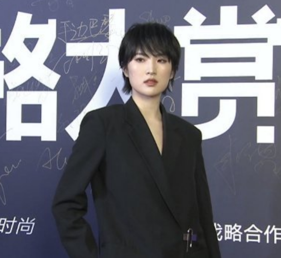 最新女星紅毯！蔣勤勤扮嫩、郭采潔翻車，楊冪用場外生圖美貌秒殺