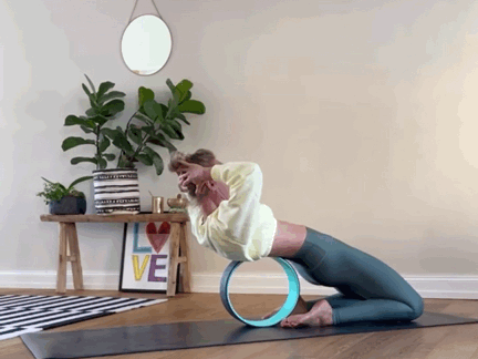 被譽為輔具神器的-瑜伽輪,你會用嗎?(附練習序列) 被譽為輔具神器的-瑜伽輪,你會用嗎?(附練習序列)