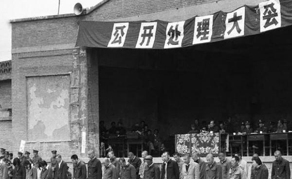 1953年貴州女匪首落網，毛主席下令：不能殺！事後才知主席的高明