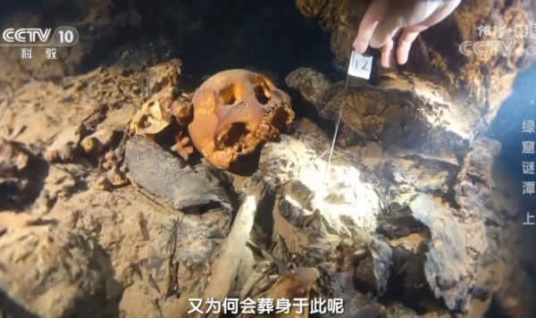 傳民國七位仙姑相約梅縣綠窟潭龍宮尋仙，五人永沉潭中，兩人逃出