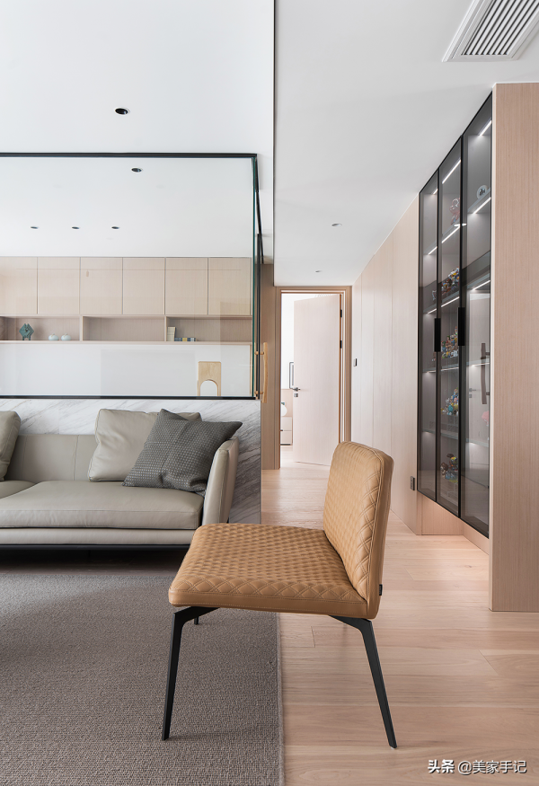 堅持極簡主義的浙江夫婦，把家裝修得一塵不染，透著骨子裡的高階