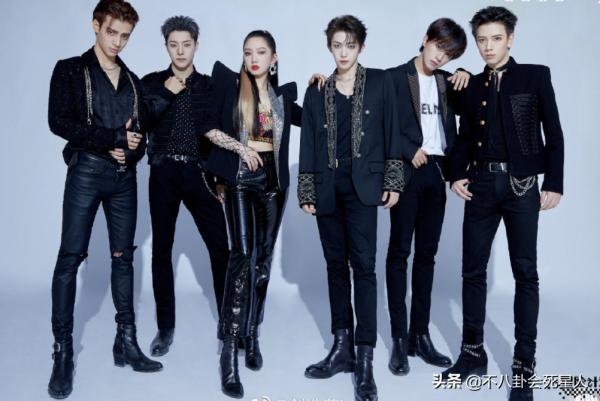 男愛豆畫風越來越偏！高跟開叉裙屢次出鏡，濃妝塗粉成常態