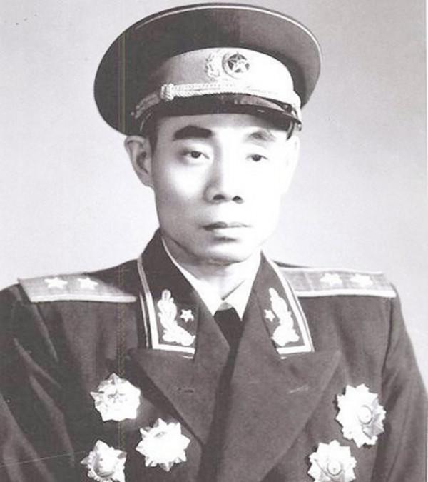 建國後,開國中將榮歸故里,見跛腿哥哥在門口迎接,頓感不妙 建國後,開國中將榮歸故里,見跛腿哥哥在門口迎接,頓感不妙