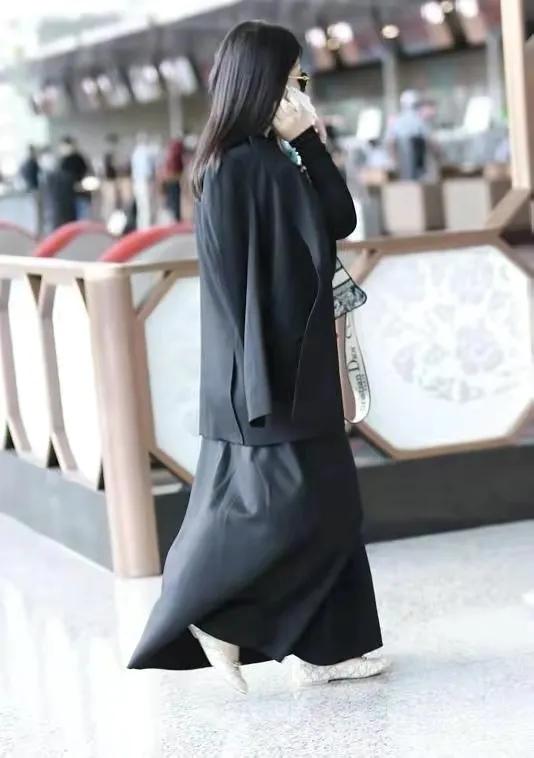 離婚的女人也瀟灑！李湘氣場全開炸裂機場，西裝配貴婦包富婆來了