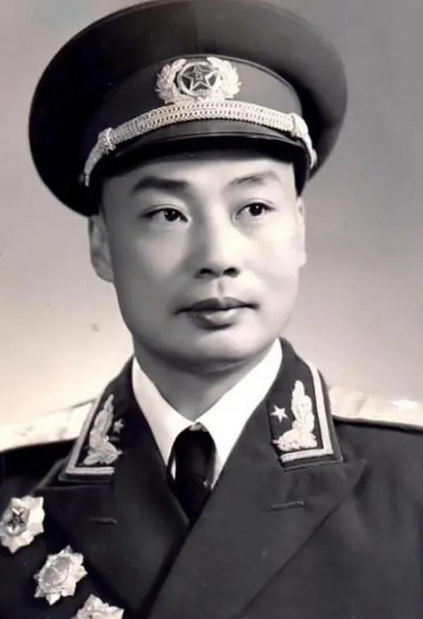 國民黨連長帶領一個完整的機槍連投奔紅軍,調查後發現他是自己人 國民黨連長帶領一個完整的機槍連投奔紅軍,調查後發現他是自己人