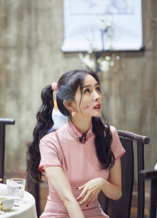 張雨綺和楊冪同穿旗袍，美得讓人心動，一個清純一個成熟